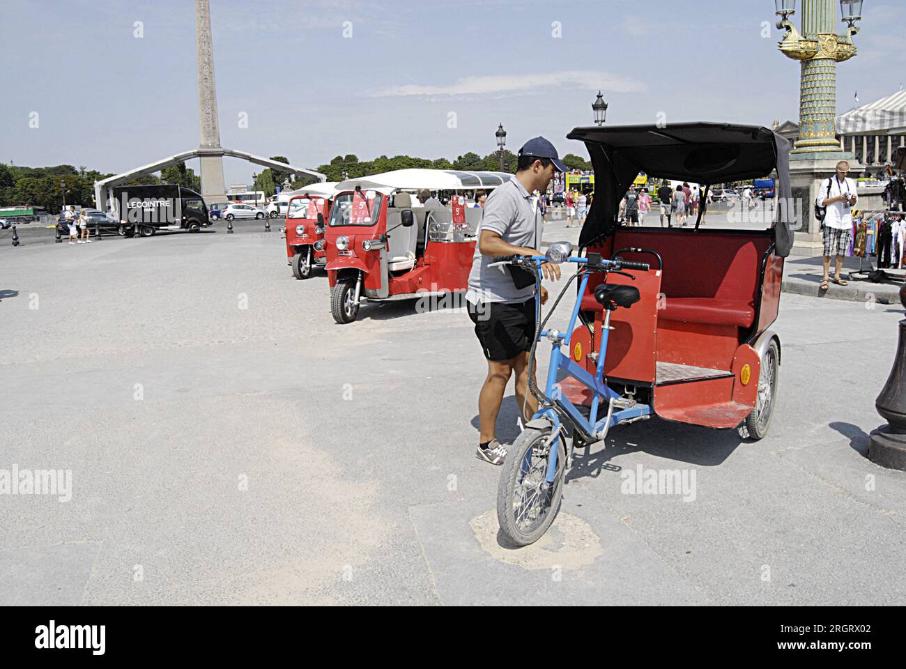 PARIGI/FRANCIA  pedicabs aspettano i tourtists a Place de Concorde il 22 luglio 2013 (Foto di Francis Joseph Dean/Deanpictures) Foto Stock