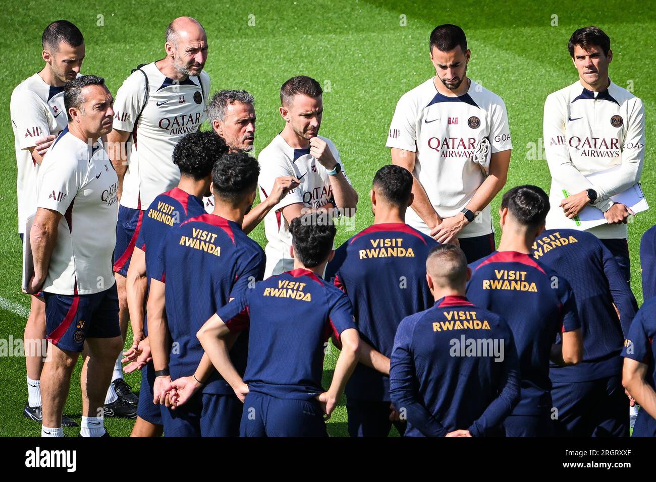 Poissy, Francia, Francia. 11 agosto 2023. Jean Luc AUBERT portiere assistente allenatore del PSG, Luis ENRIQUE del PSG, Borja ALVAREZ portiere allenatore del PSG, Joaquin VALDES FONSECA psicologo del PSG, Pedro GOMEZ assistente allenatore fisico del PSG, Alberto PIERNAS assistente allenatore fisico di PSG e Aitor UNZUE assistente allenatore di PSG durante una sessione di formazione Paris Saint-Germain al Campus PSG l'11 agosto 2023 a Poissy vicino Parigi, in Francia. (Immagine di credito: © Matthieu Mirville/ZUMA Press Wire) SOLO USO EDITORIALE! Non per USO commerciale! Crediti: ZUMA Press, Inc./Alamy Live News Foto Stock