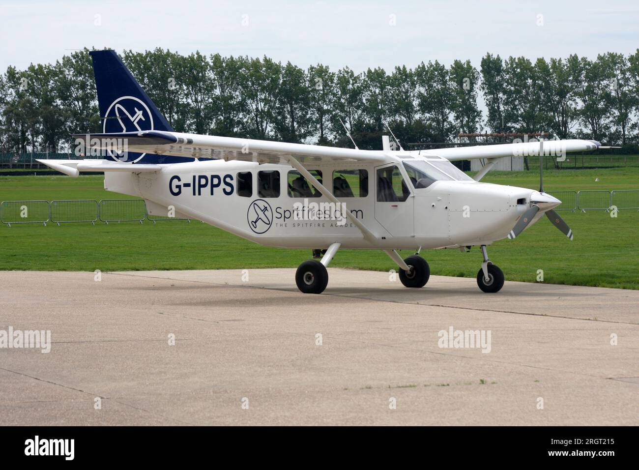 Un Gippsland GA-8 Airvan operato dalla Boultbee Flight Academy utilizzato per la fotografia aerea, in particolare Spitfire. Visto qui all'aerodromo di Goodwood Foto Stock