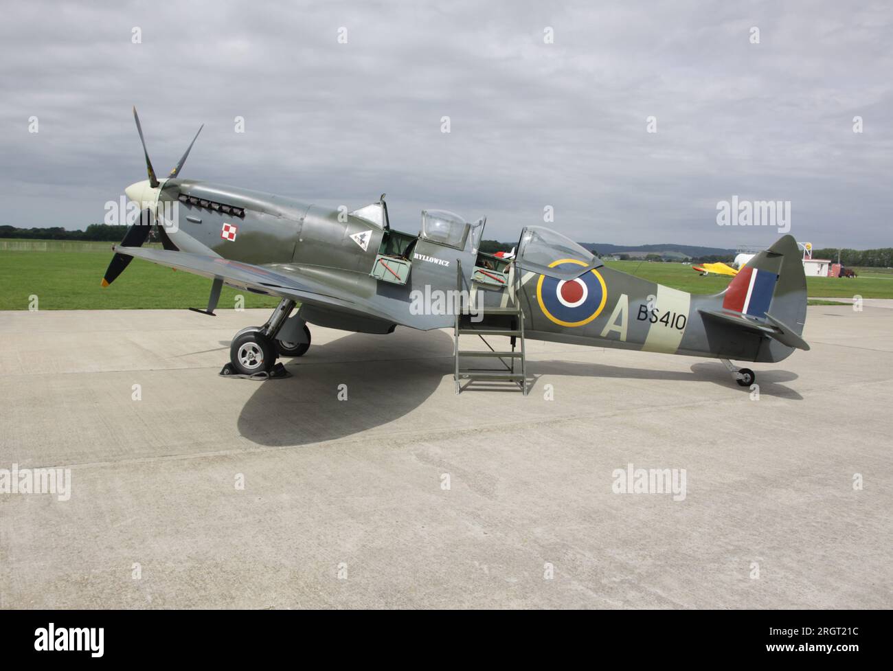 Un Supermarine Spitfire TR Mk a due posti. IX all'aeroporto di Chichester Goodwood nel West Sussex Foto Stock