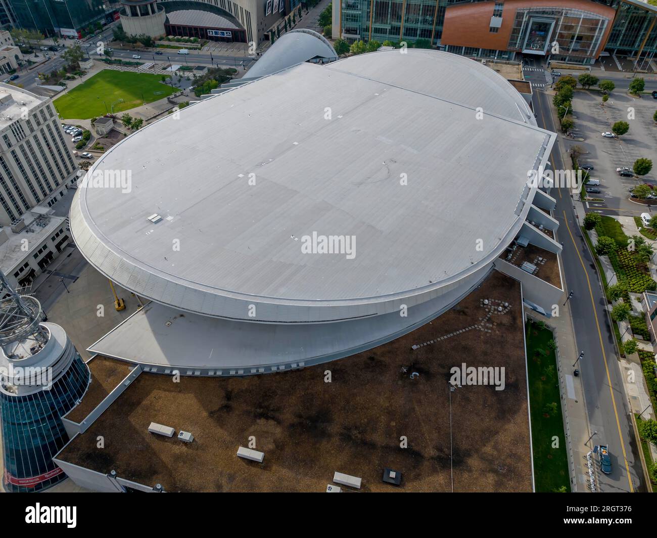 Nashville, Tennessee, Stati Uniti. 8 agosto 2023. Vista aerea della Bridgestone Arena, sede dei Nashville Predators della National Hockey League. (Immagine di credito: © Walter G Arce Sr Grindstone medi/ASP) SOLO USO EDITORIALE! Non per USO commerciale! Foto Stock