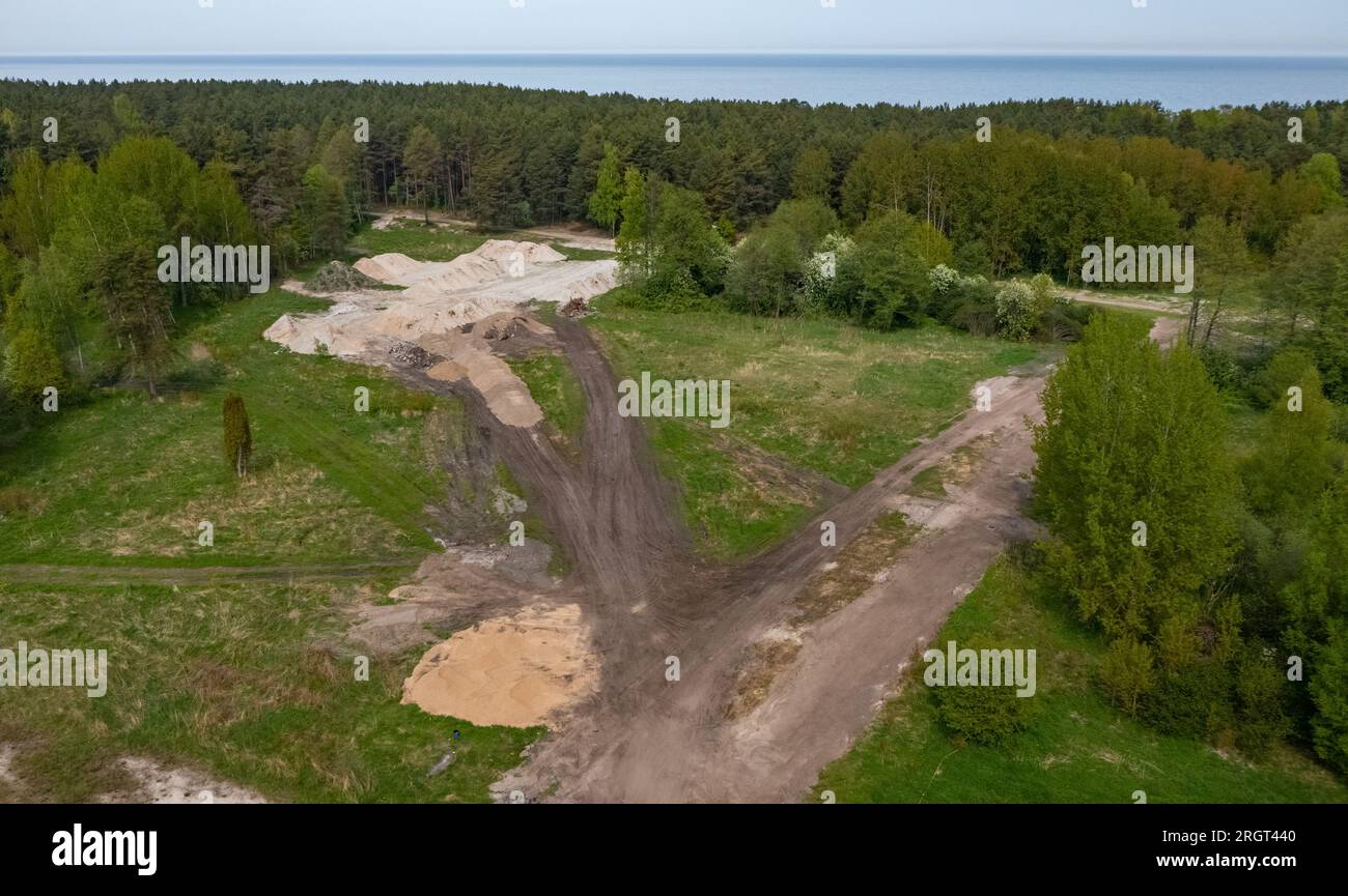 Vista superiore dei droni. Cantiere nella foresta. Jurmala, Latva. Mar Baltico Foto Stock