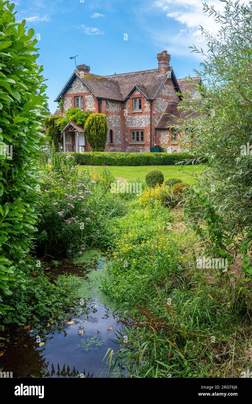 Grande proprietà e giardino nel villaggio di Longstock vicino al fiume test, Hampshire, Inghilterra, Regno Unito Foto Stock