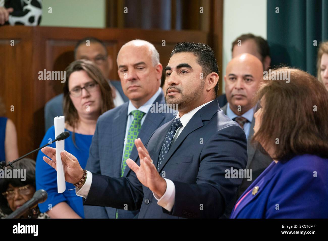 Il rappresentante Armando Walle, D-Houston, guida la risposta del caucus ispanico della Texas House alla richiesta del governatore Greg Abbott per una sessione speciale giovedì. ©Bob Daemmrich Foto Stock