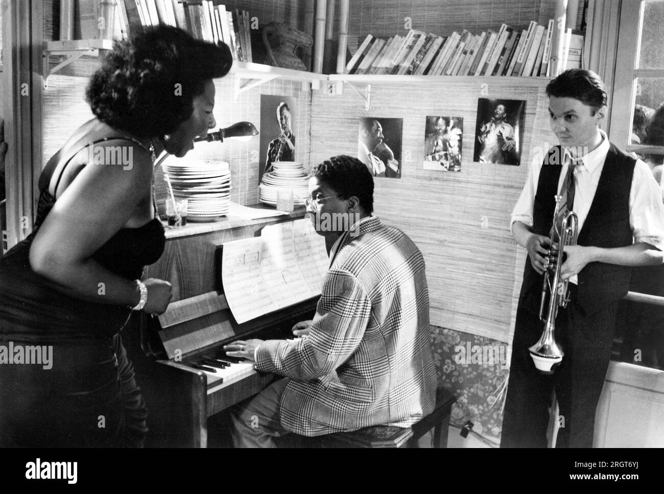 Sandra Reaves-Phillips, Herbie Hancock (al pianoforte), sul set del film, ''Round Midnight', Warner Bros., 1986 Foto Stock