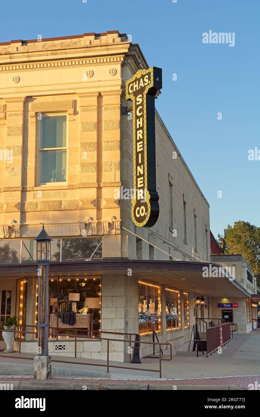 Edificio storico in pietra calcarea Schreiner's, edificio dei grandi magazzini costruito nel 1919 nel centro di Kerrville, Texas, alla luce dell'ora d'oro Foto Stock