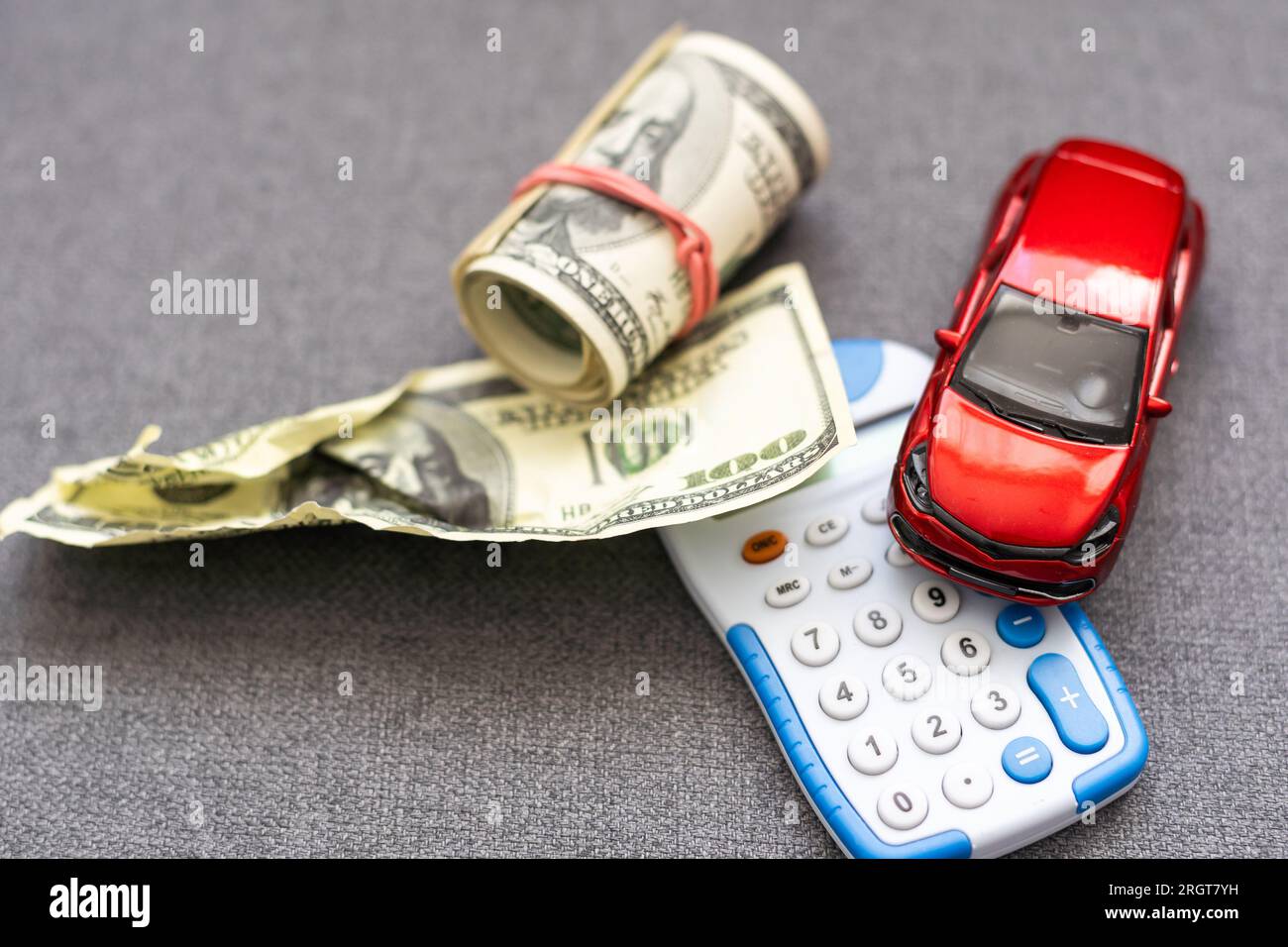 Soldi per auto e calcolatrice. Pagamenti e costi. Assicurazione auto. Concetti di limitazione responsabilità per danni da collisione con automobili. con gesto protettivo e icona dell'auto Foto Stock