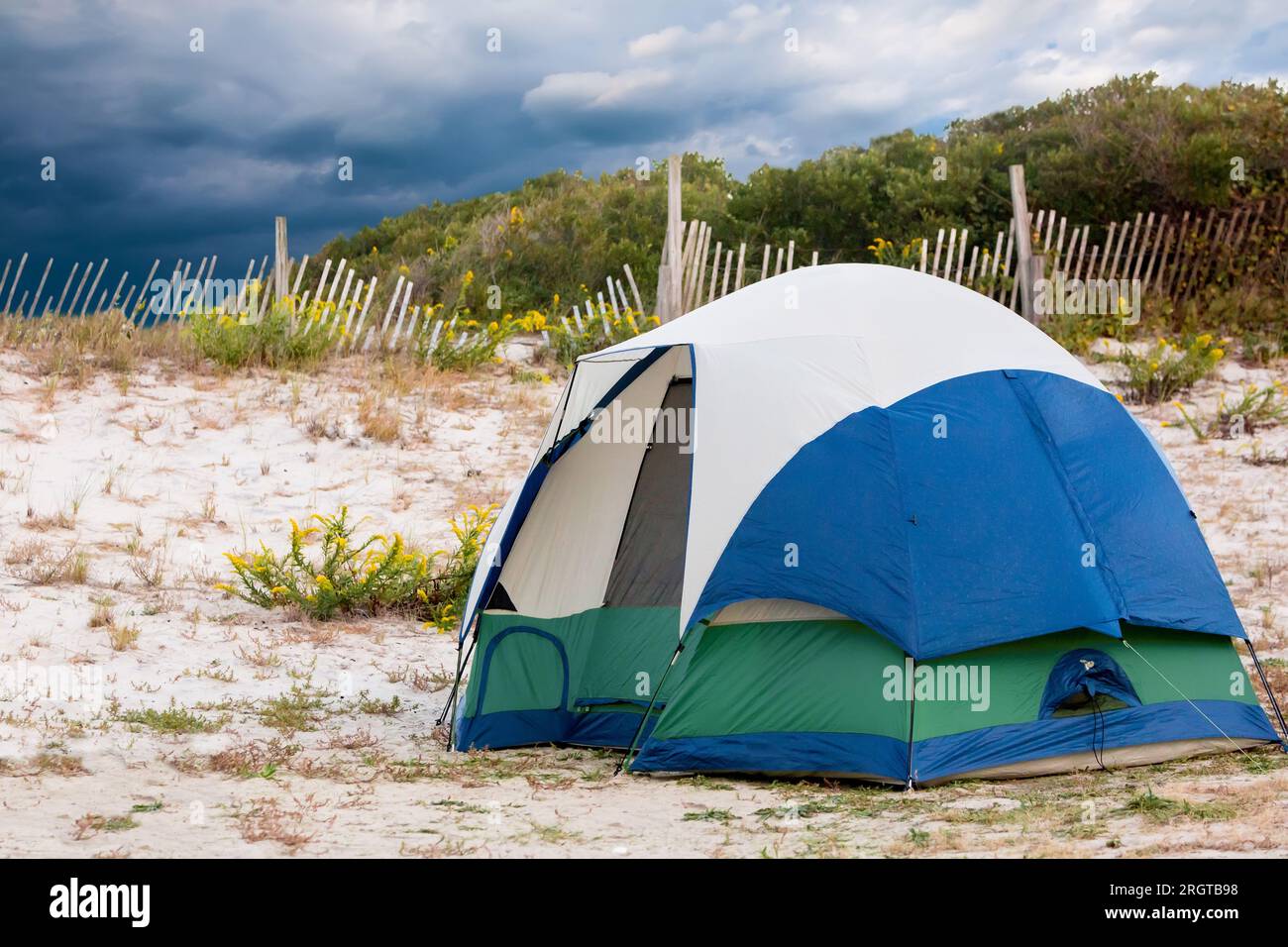 Una tenda da campeggio vicino alle dune di sabbia all'Assateague Island National Seashore, Maryland Foto Stock