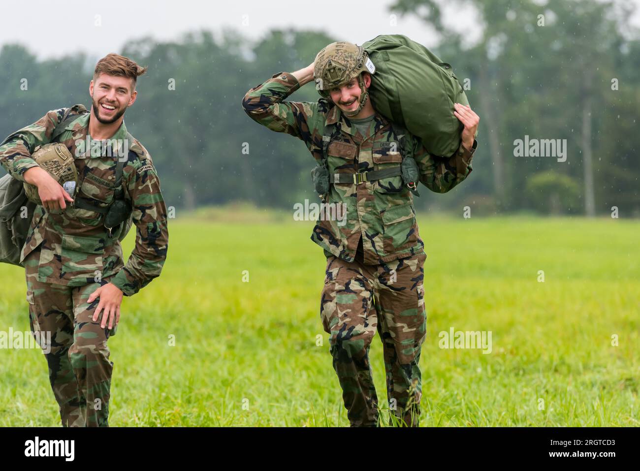 Leapfest è una competizione internazionale di addestramento paracadutisti su linee statiche ospitata dalla Rhode Island Army National Guard e dal 56th Troop Command. Foto Stock