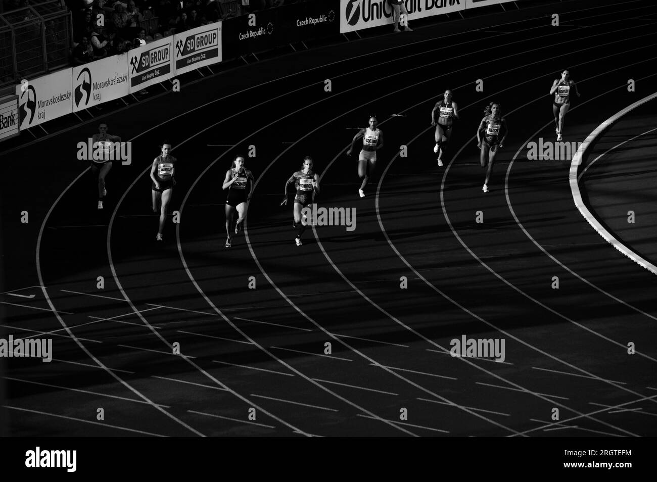 OSTRAVA, CECHIA, 27 GIUGNO 2023: Women's 400m Race Embracing Light and Shadow on Bend in Track and Field Championship for Worlds in Budapest and Games Foto Stock