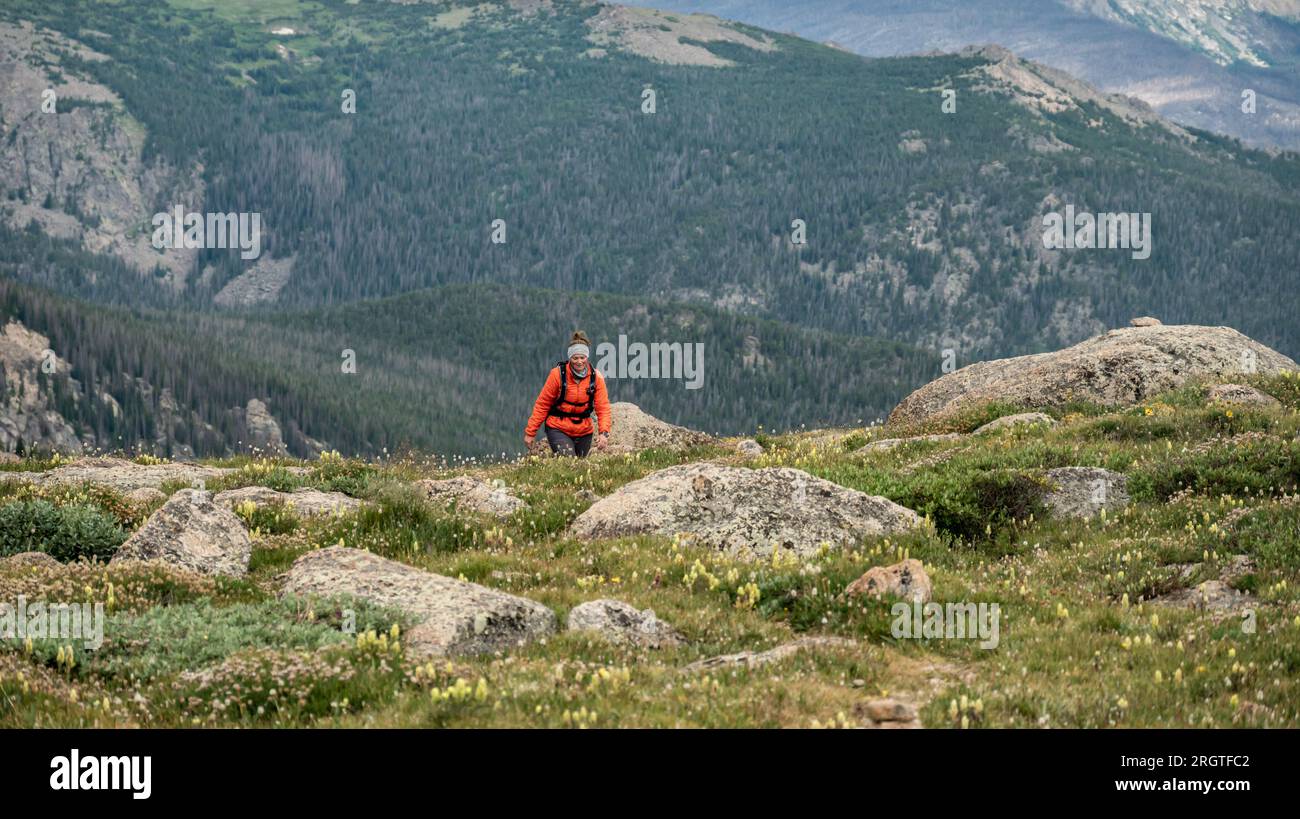 L'escursionista emerge da sotto il passo a Stormy Peaks nel Parco Nazionale delle Montagne Rocciose Foto Stock