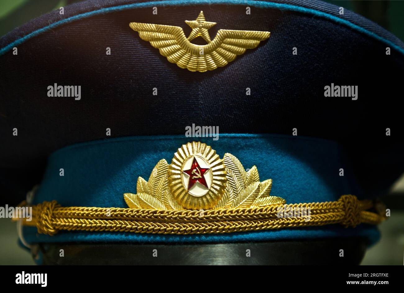 Un primo piano delle insegne su un cappello per ufficiali militari dell'era sovietica Foto Stock