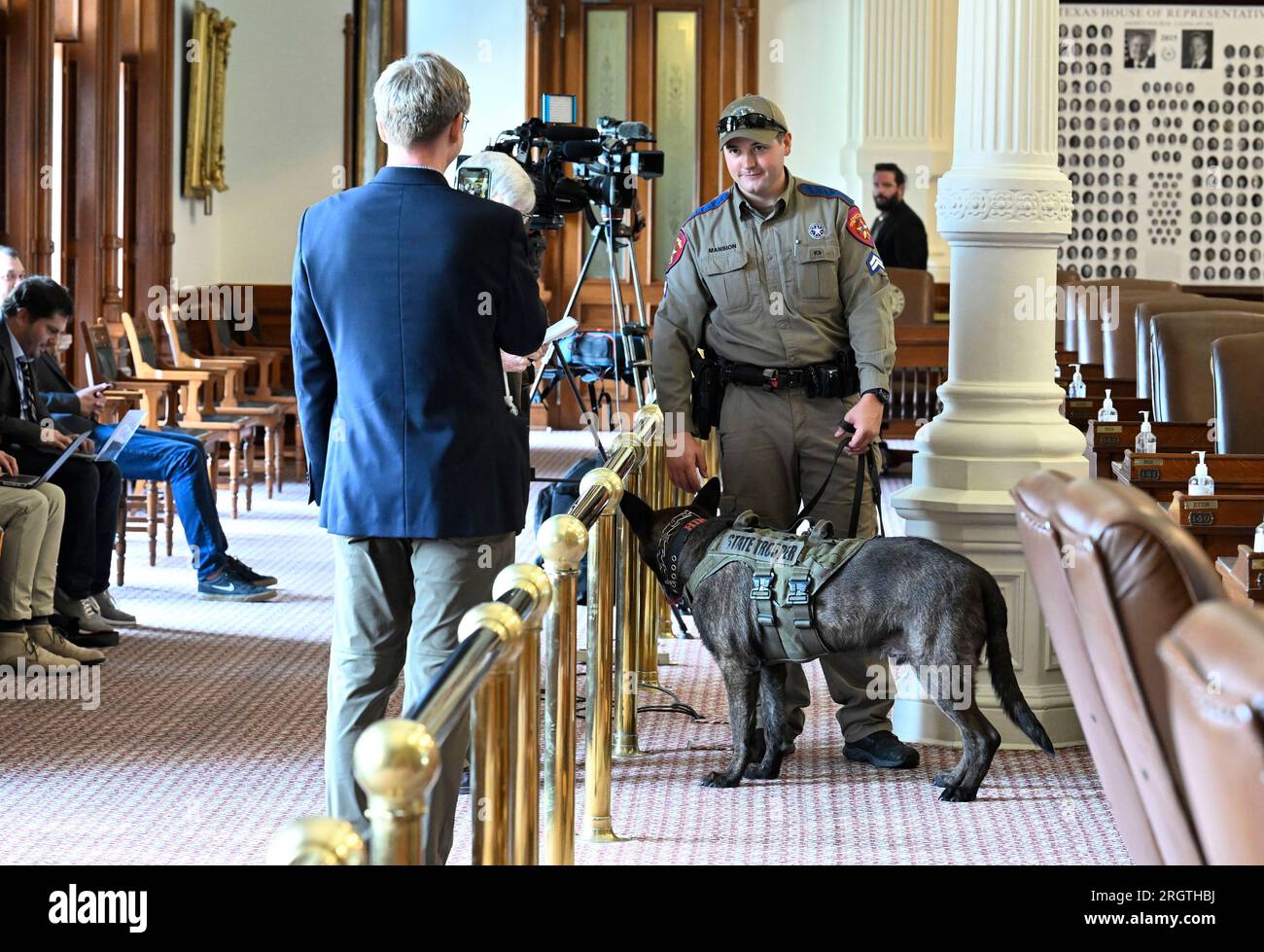 Un cane del Texas Department of Public Safety lavora alla camera dei rappresentanti prima di un voto di impeachment sul Procuratore generale Ken Paxton il 27 maggio 2023. ©Bob Daemmrich Foto Stock