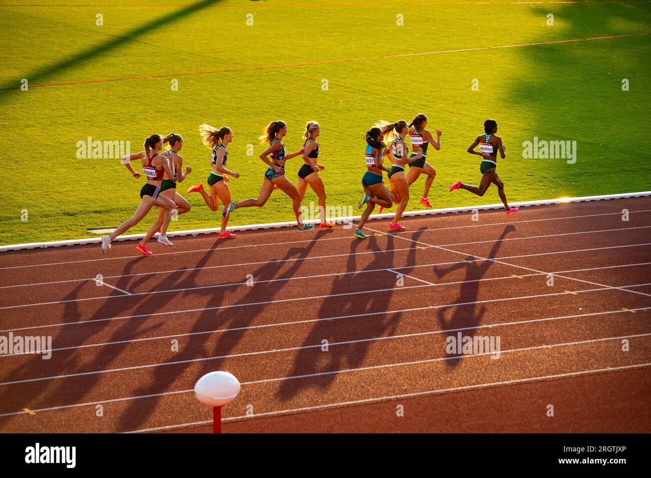 B. BYSTRICA, SLOVACCHIA, 20 LUGLIO 2023: Le Sprinters femminili gareggiano in 800m Race in mezzo alla splendida Sunset Lighting al Track and Field Championship for Worlds Foto Stock