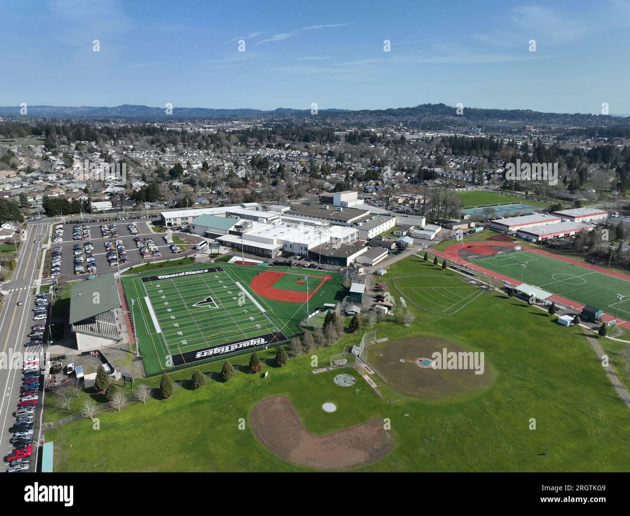 Tigard (Oregon) High School e i campi sportivi adiacenti - fotografie aeree. Foto Stock