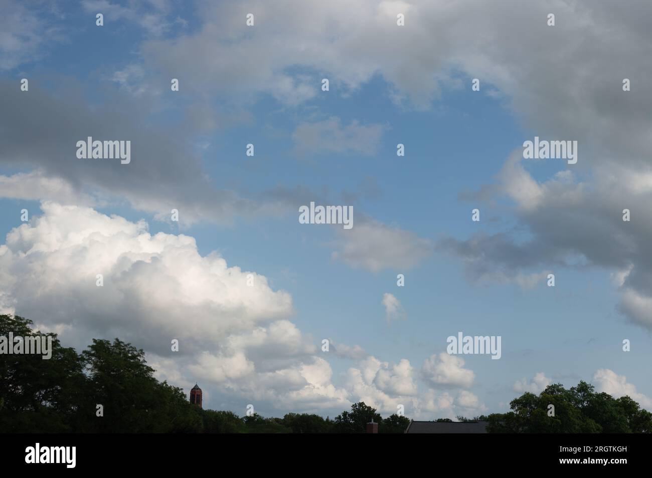 Condizioni climatiche favorevoli, le nuvole di cumulus si librano su Lincoln in una sera d'estate. Lincoln, Nebraska, USA. Foto Stock