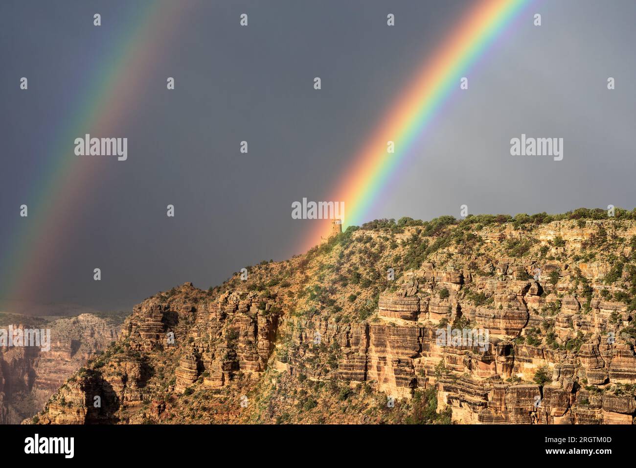 Un doppio arcobaleno drappeggiato sulla Desert View Watchtower nel Grand Canyon National Park, Arizona Foto Stock