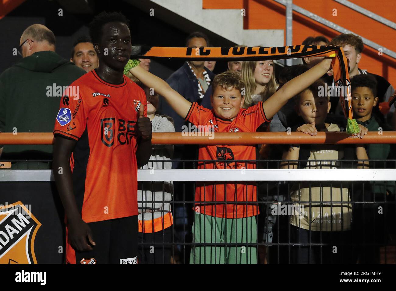 VOLENDAM - Garang Kuol del Volendam con i tifosi durante la partita di campionato olandese tra il Volendam e il Vitesse allo stadio Kras l'11 agosto 2023 a Volendam, Paesi Bassi. ANP BART STOUTJESDYK credito: ANP/Alamy Live News Foto Stock