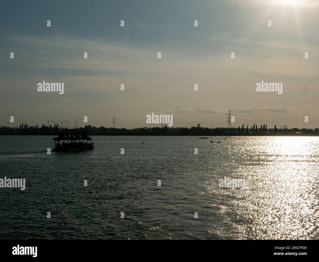 Un paesaggio naturale nel lago Rowo Jombor, Klaten, Indonesia. Foto Stock