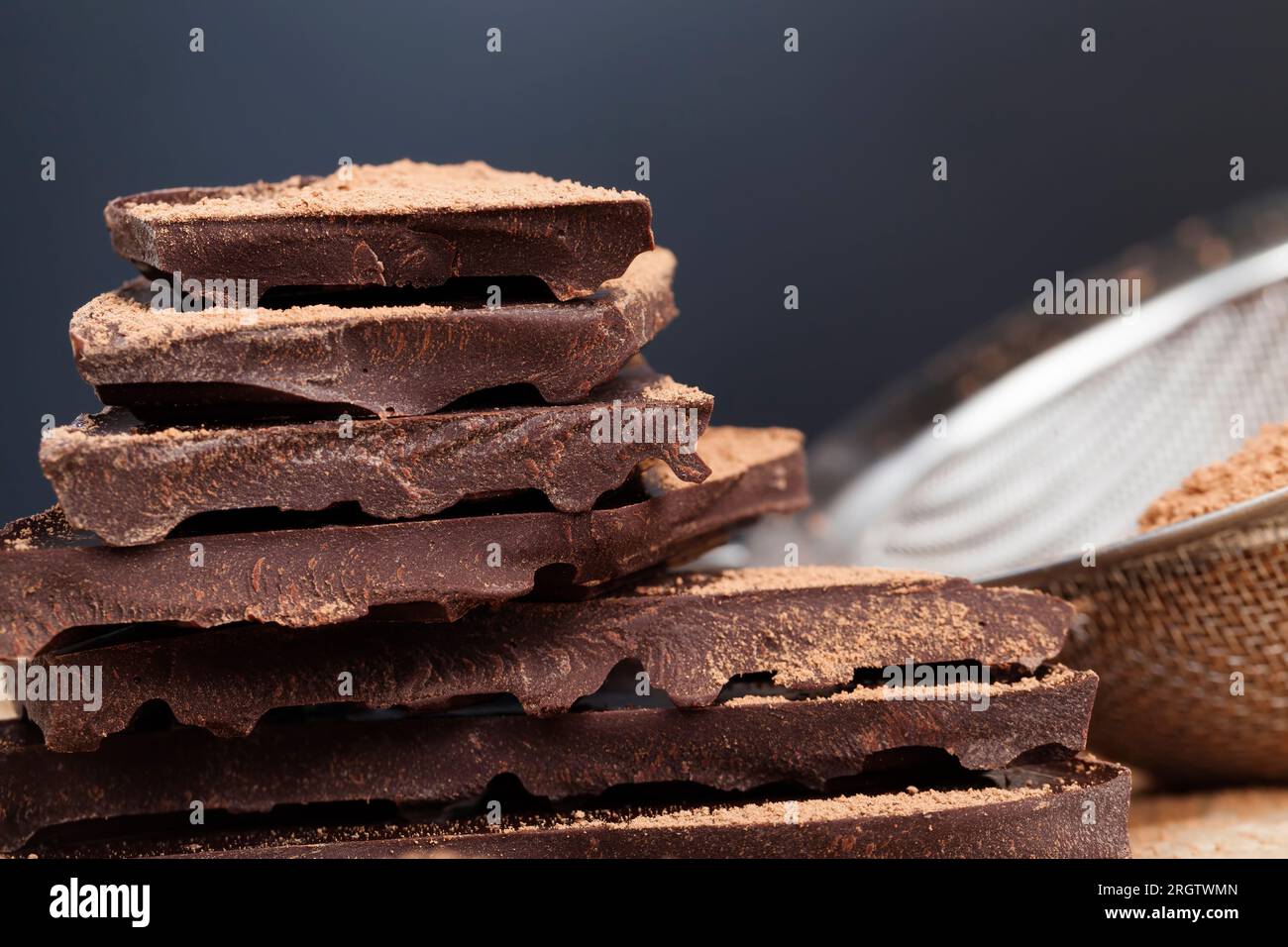 cioccolato amaro spezzato a pezzi, grandi pezzi di cioccolato amaro con cacao e burro, diviso in pezzi un pezzo di cioccolato di cacao Foto Stock