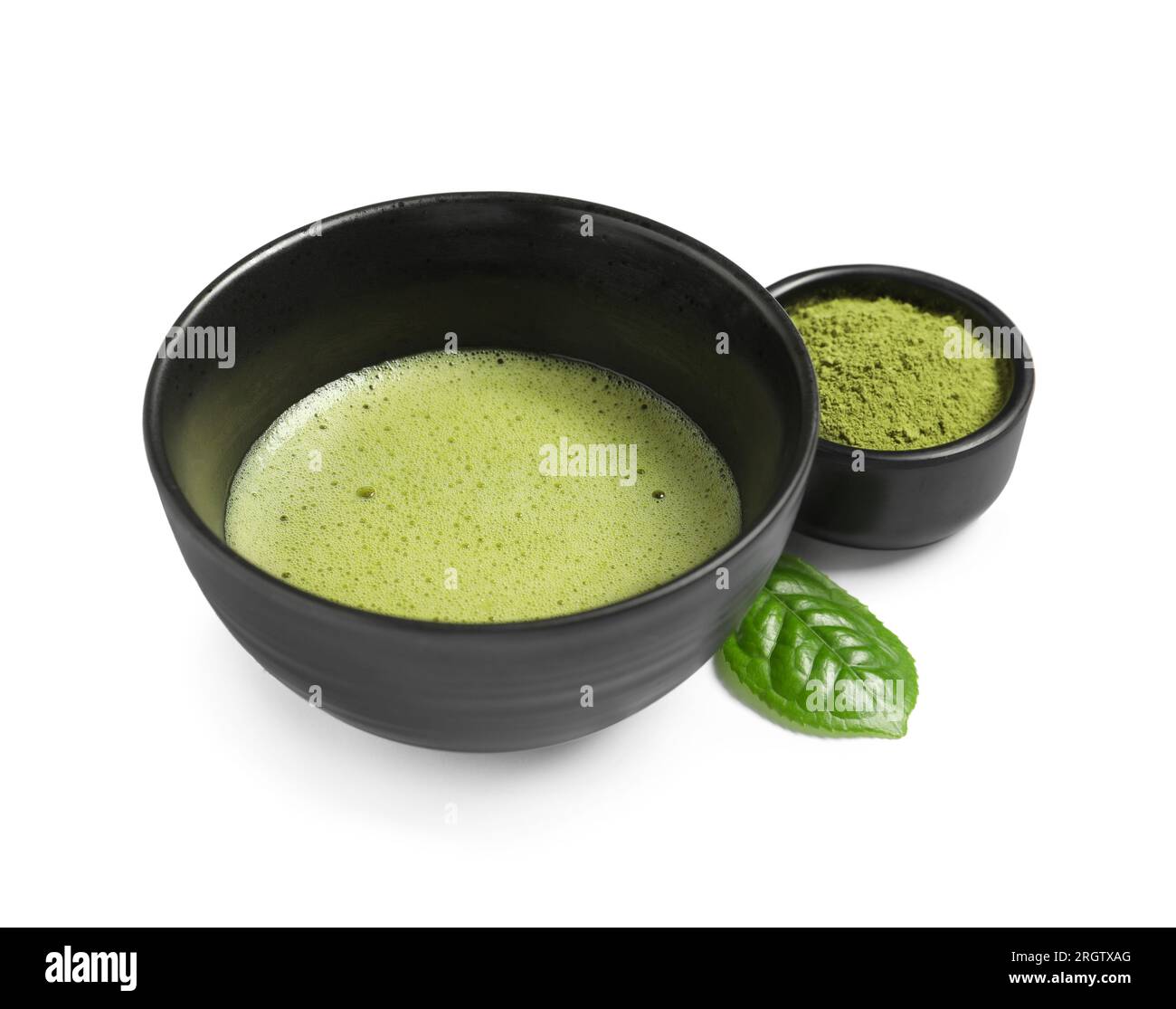 Tazza di tè matcha fresco e polvere verde isolata su bianco Foto Stock