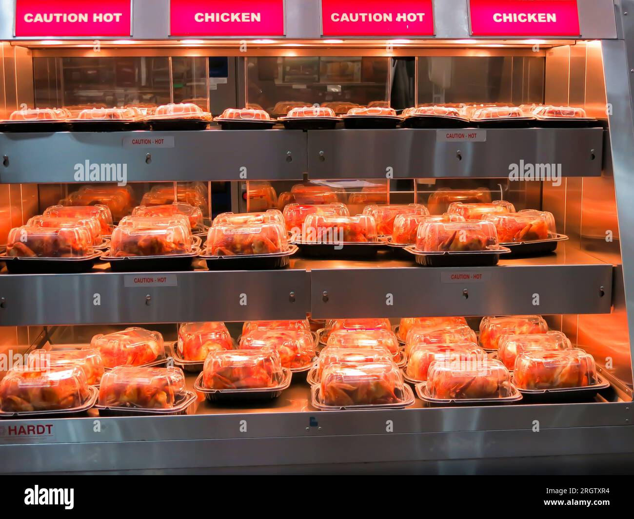Primo piano del forno a base di pollo Rotisserie nel negozio al dettaglio Foto Stock