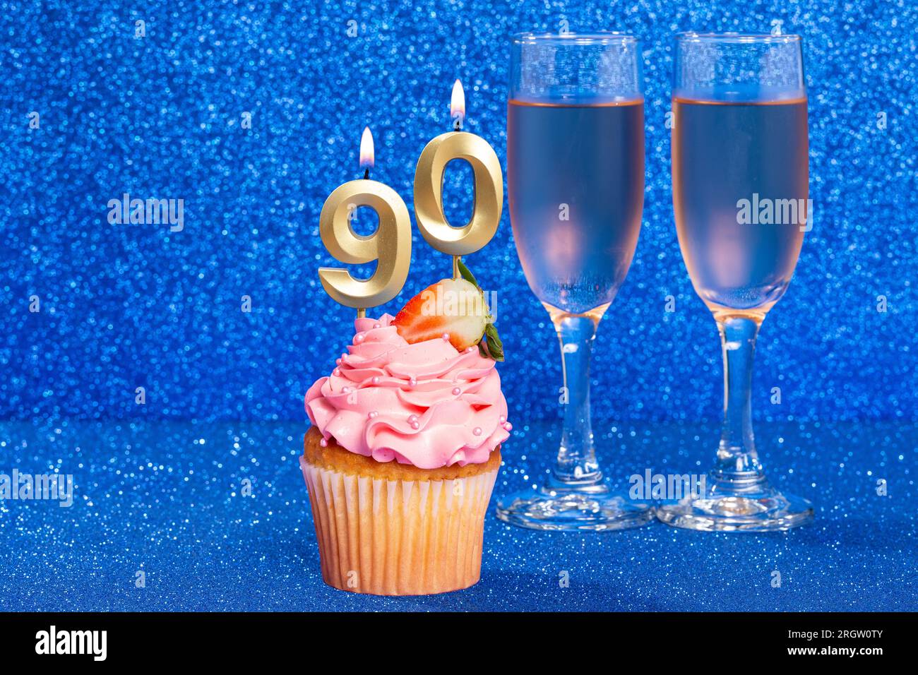 Cupcake con numero per celebrazione di compleanno o anniversario; numero 90. Foto Stock