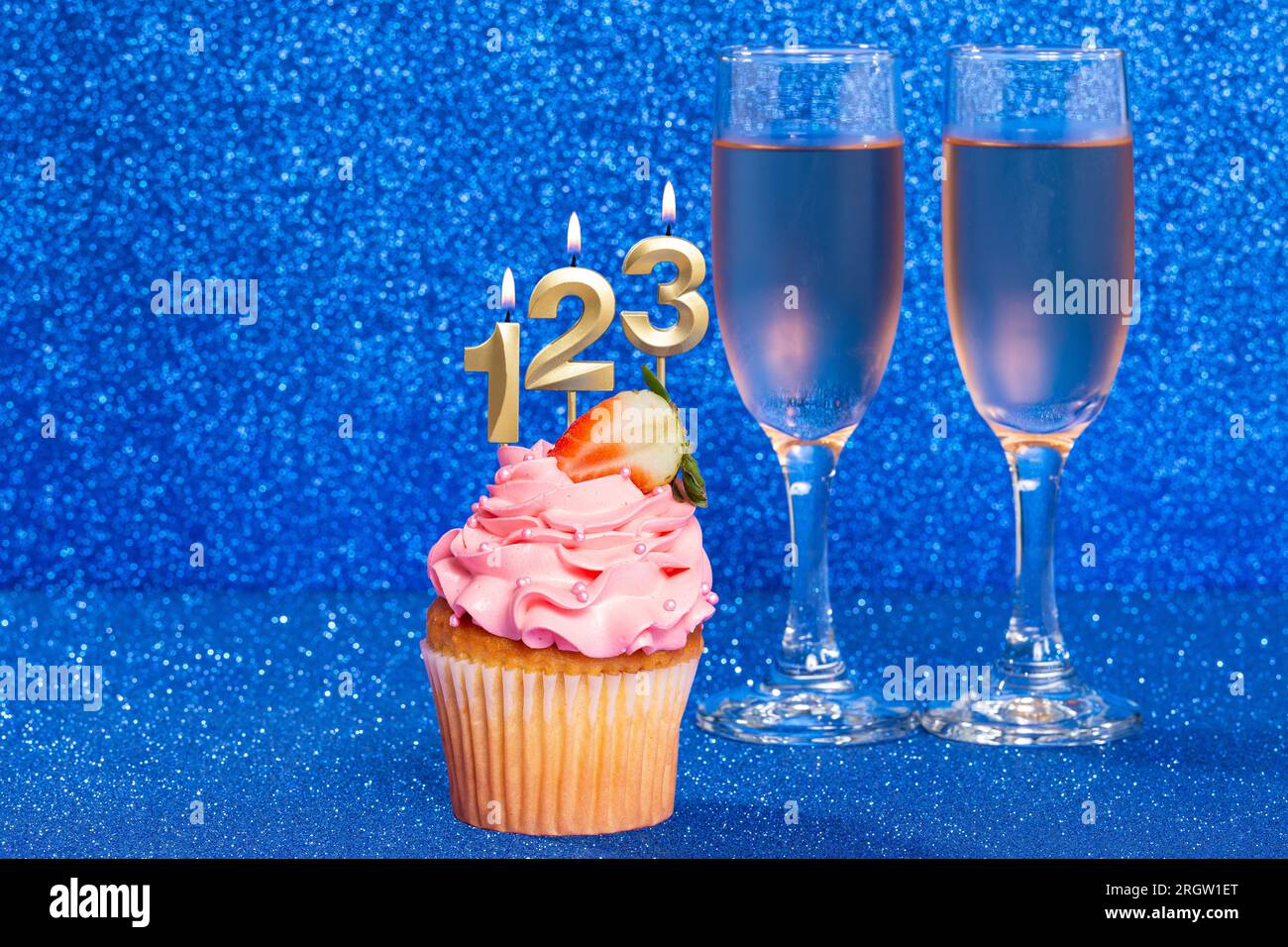 Cupcake con numero per celebrazione di compleanno o anniversario; numero 123. Foto Stock