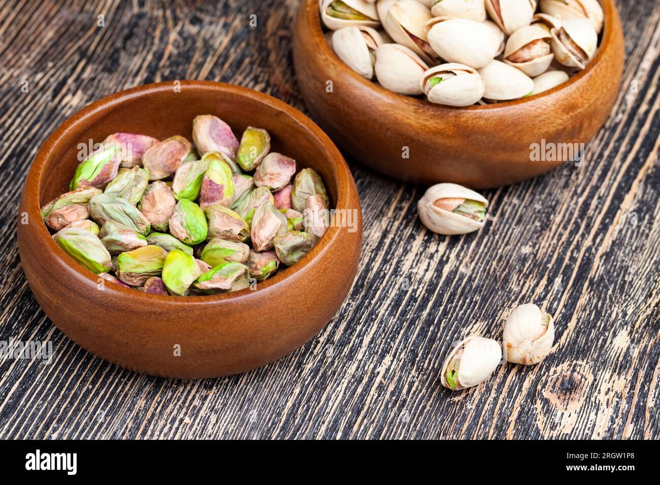 noci di pistacchio appena tostate in sale, pistacchi croccanti tostati cosparsi di sale Foto Stock