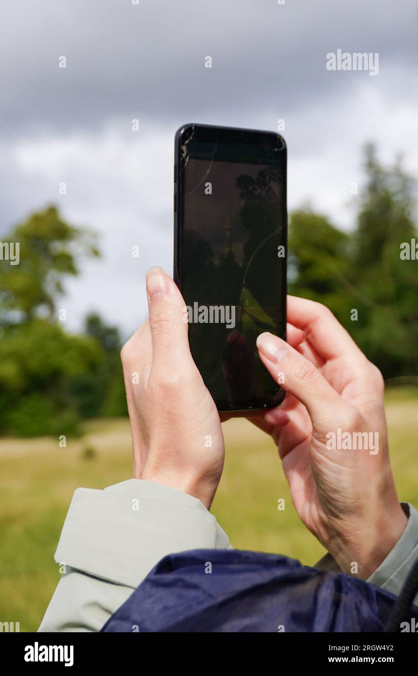 Donna che fotografa tramite telefono cellulare Foto Stock