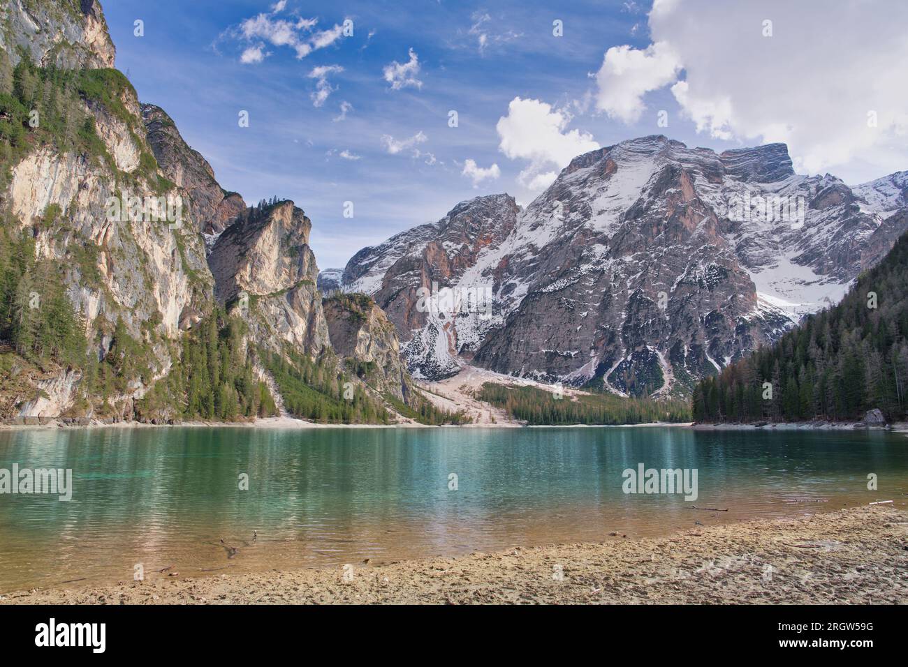 Foto del lago di Braies e del cielo blu Foto Stock