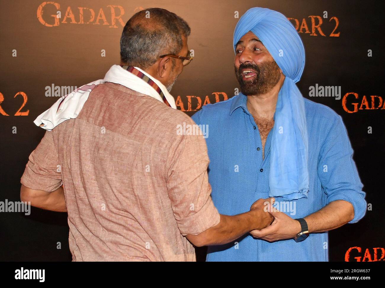 Mumbai, India. 11 agosto 2023. L'attore di Bollywood Sunny Deol (R) saluta l'attore Nana Patekar (L) alla prima del suo film "Gadar 2" a Mumbai. (Foto di Ashish Vaishnav/SOPA Images/Sipa USA) credito: SIPA USA/Alamy Live News Foto Stock