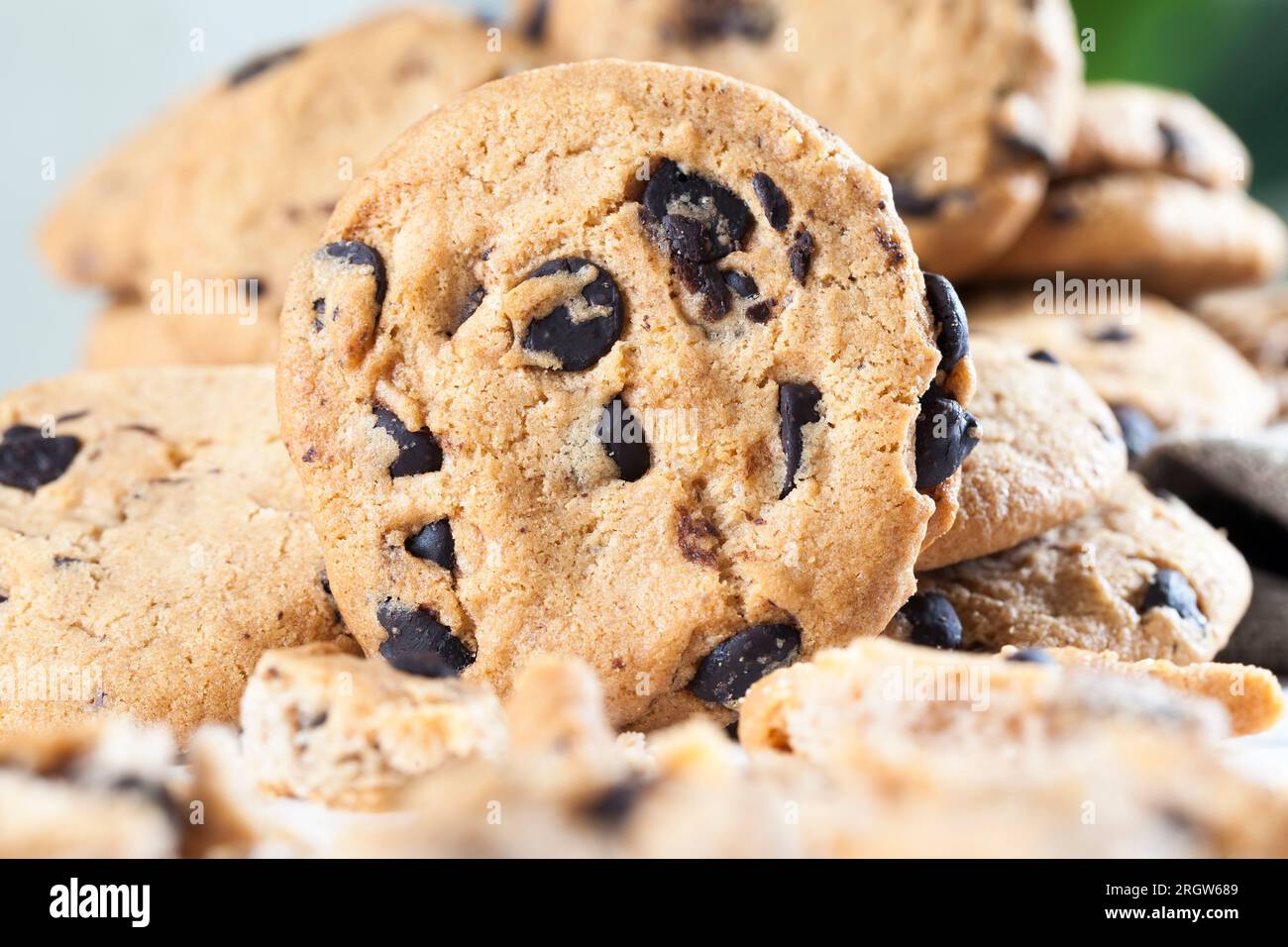 biscotti all'avena rotti e grandi pezzi di cioccolato dolce insieme, biscotti con pezzi di cioccolato all'interno, cibo da primo piano per i dessert biscotti sbriciolati Foto Stock