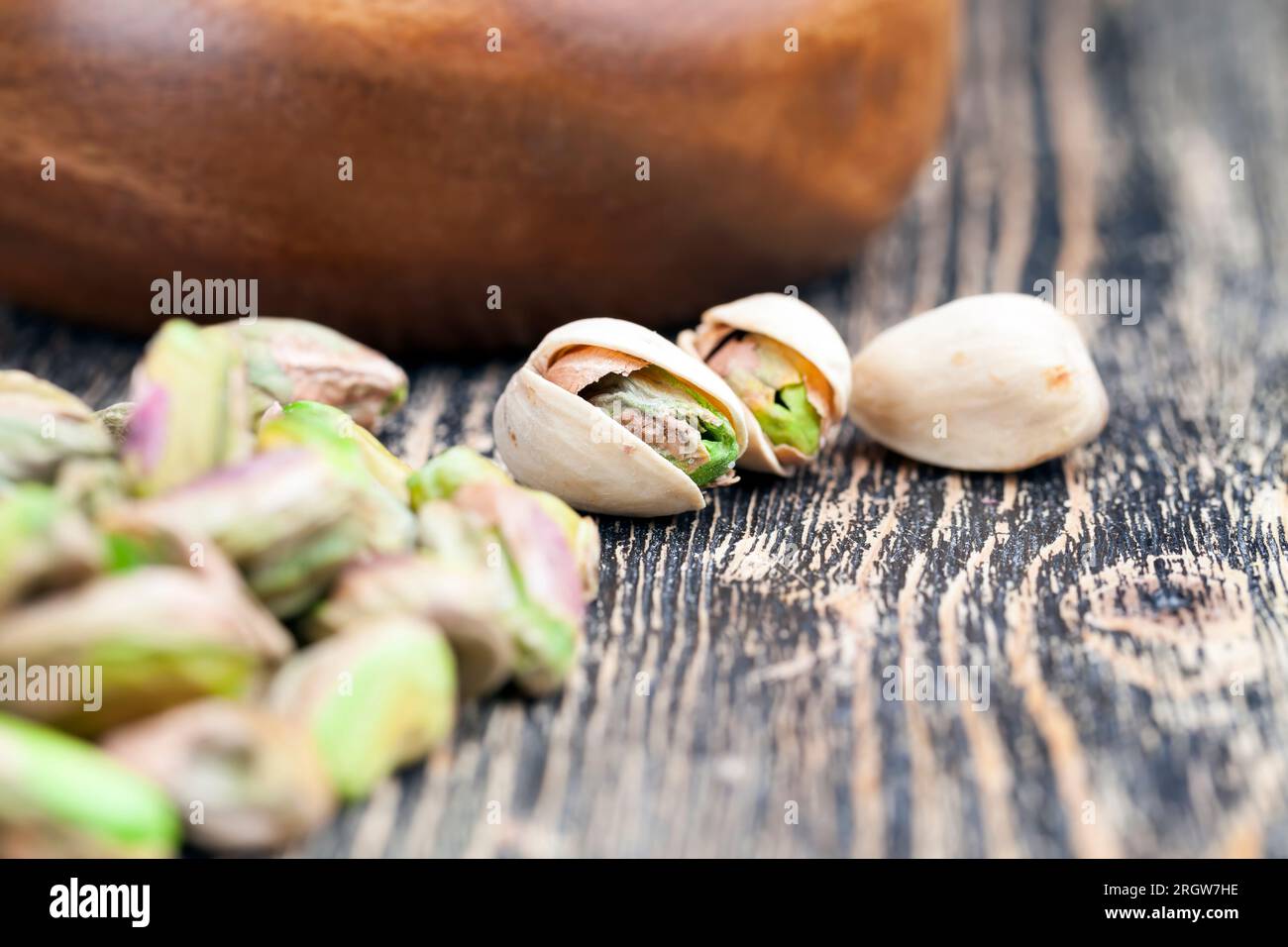 noci di pistacchio appena tostate in sale, pistacchi croccanti tostati cosparsi di sale Foto Stock