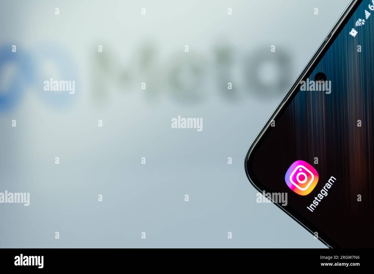 New York, USA - 6 agosto 2023: Primo piano dell'icona dell'app Instagram sullo schermo dello smartphone con sfondo sfocato del logo Foto Stock