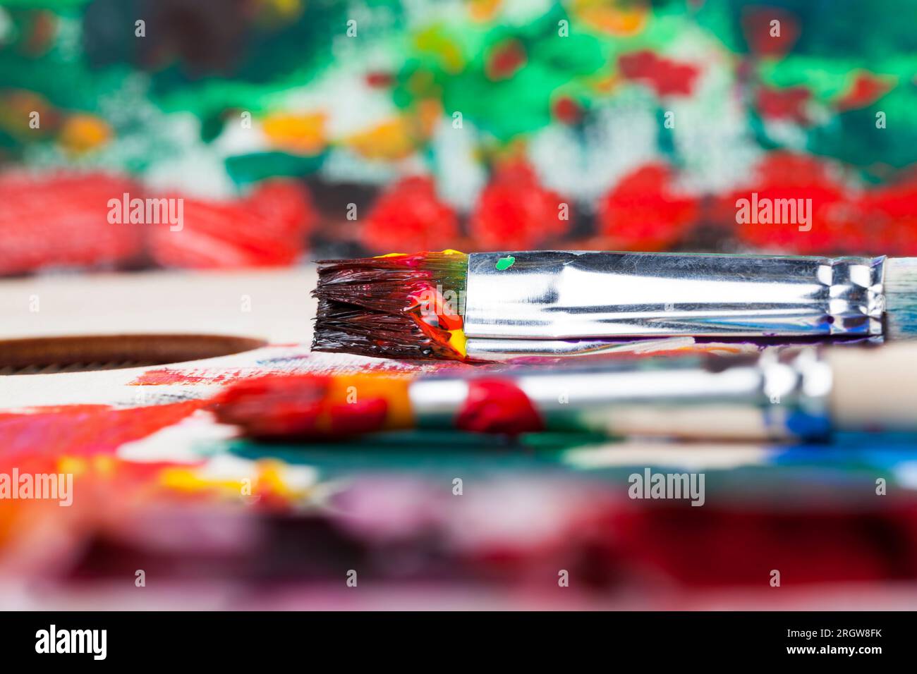 olio e altre vernici con pennelli per la creatività, il processo creativo di disegno mescolando diversi colori di vernici con pennelli artistici, pennelli artistici a. Foto Stock