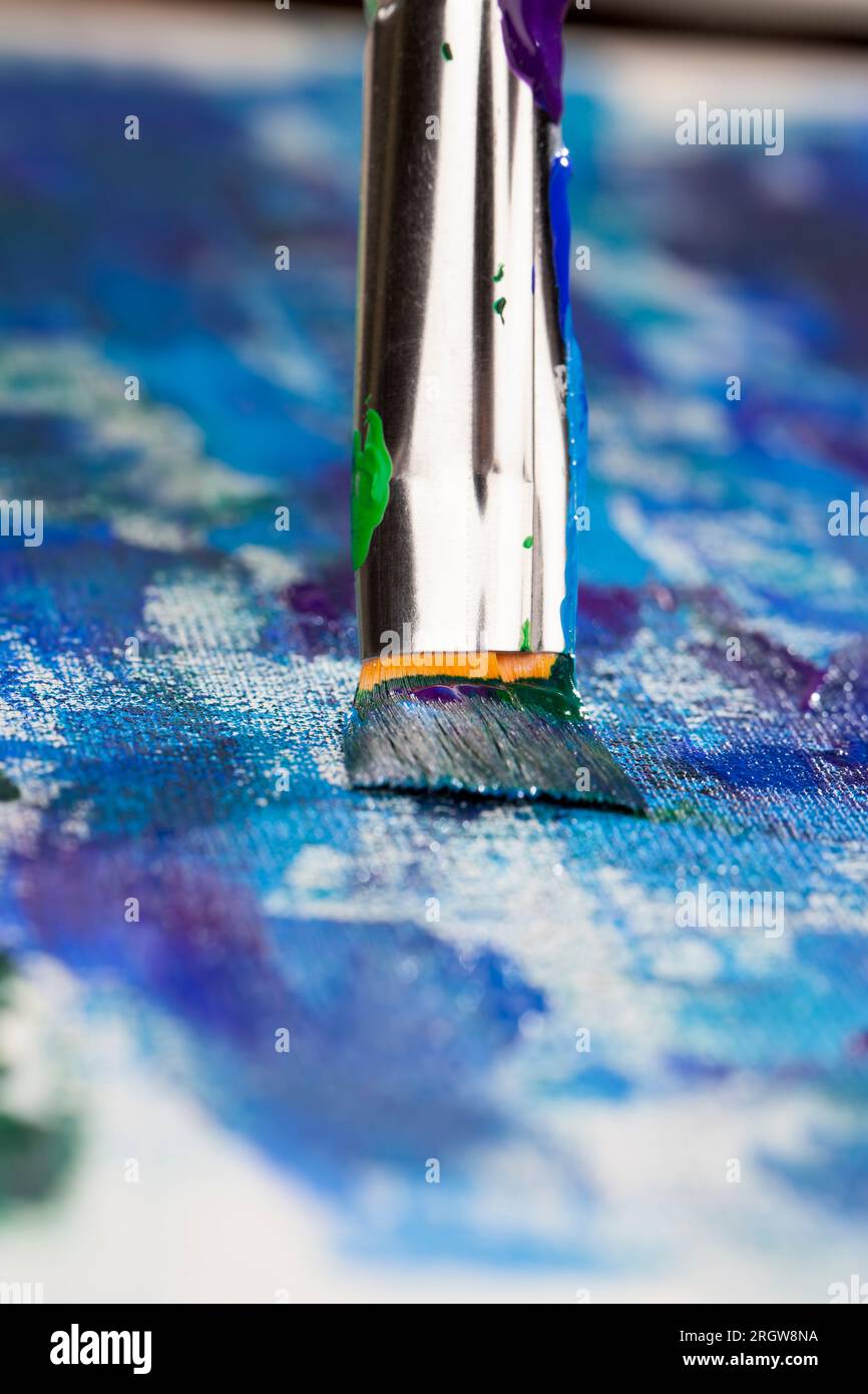 olio e altre vernici con pennelli per la creatività, il processo creativo di disegno mescolando diversi colori di vernici con pennelli artistici, pennelli artistici a. Foto Stock
