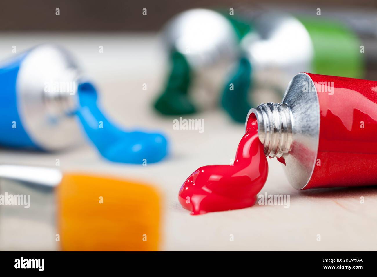 tubi di vernice ad olio per la pittura di quadri, pitture ad olio per disegni creativi, il processo creativo di disegno utilizzando vernici ad olio Foto Stock