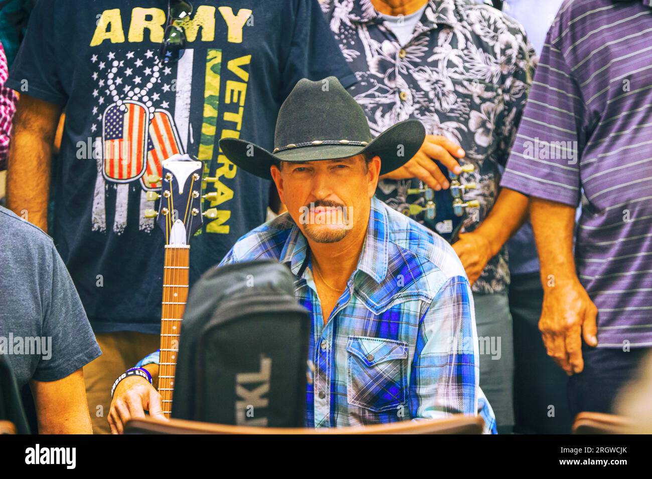 Immagine di Country Music Artist and Guitars for Vets Ambassador Brent Payne durante lo speciale evento di laurea tenutosi presso la Loma Linda va Clinic Foto Stock