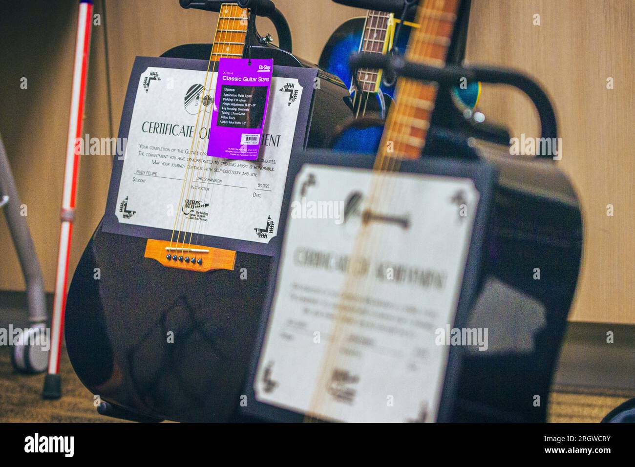 Immagine che mostra due chitarre acustiche donate da Guitars for Vets, scattate durante la cerimonia di laurea presso la Loma Linda va Clinic nell'agosto 2023. Foto Stock