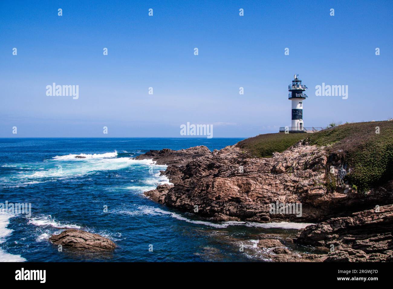 Il faro sull'isla Pancha in Galizia, costa atlantica della Spagna Foto Stock