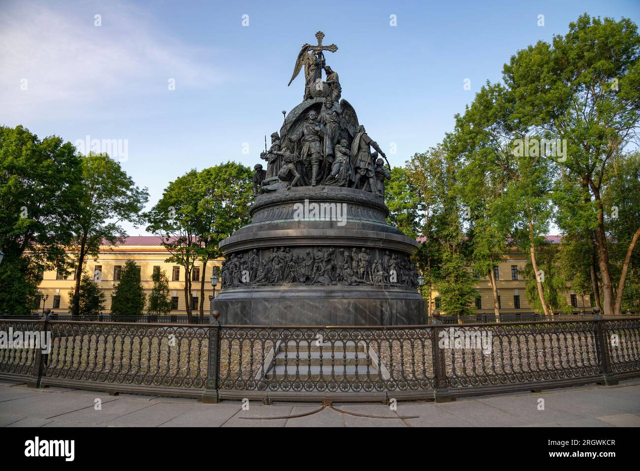 Monumento "Millennium of Russia" (1862) di prima mattina. Veliky Novgorod, Russia Foto Stock
