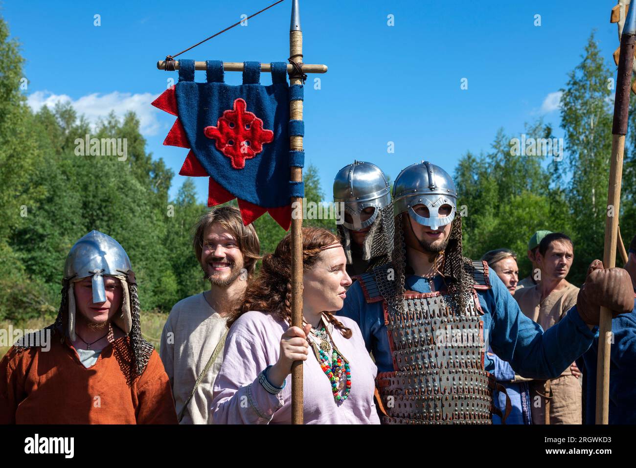 REGIONE DI NOVGOROD, RUSSIA - 5 AGOSTO 2023: Reenattori in armatura medievale prima della battaglia. Festa storica "Knyazhya bratchina". Regione di Novgorod Foto Stock