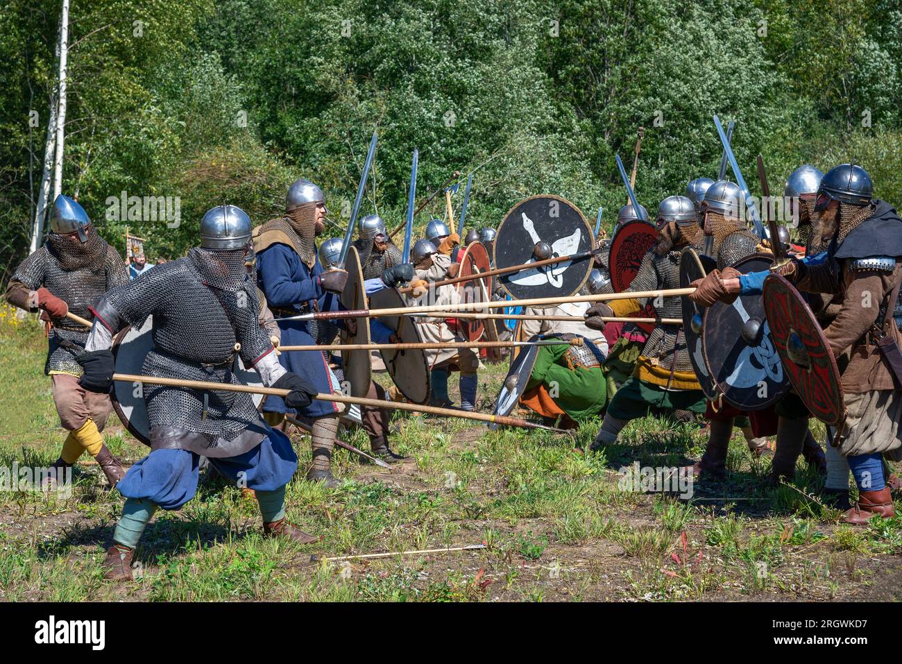 REGIONE DI NOVGOROD, RUSSIA - 5 AGOSTO 2023: Ricostruzione della battaglia dell'alto Medioevo. Festival storico "Knyazhya Bratchina" Foto Stock