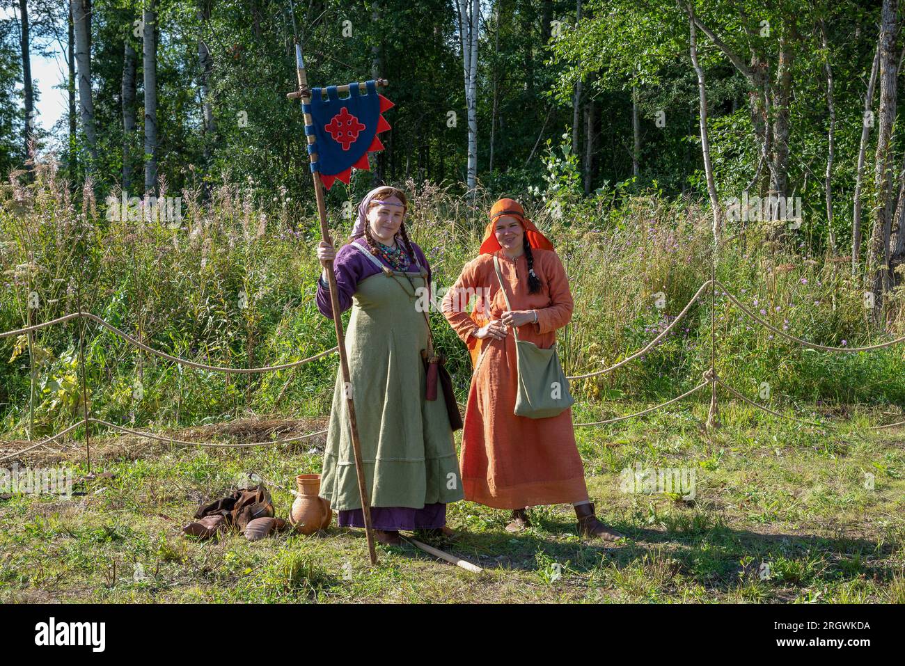 REGIONE DI NOVGOROD, RUSSIA - 5 AGOSTO 2023: Due donne in costumi medievali. Festa storica "Knyazhya bratchina". Regione di Novgorod Foto Stock
