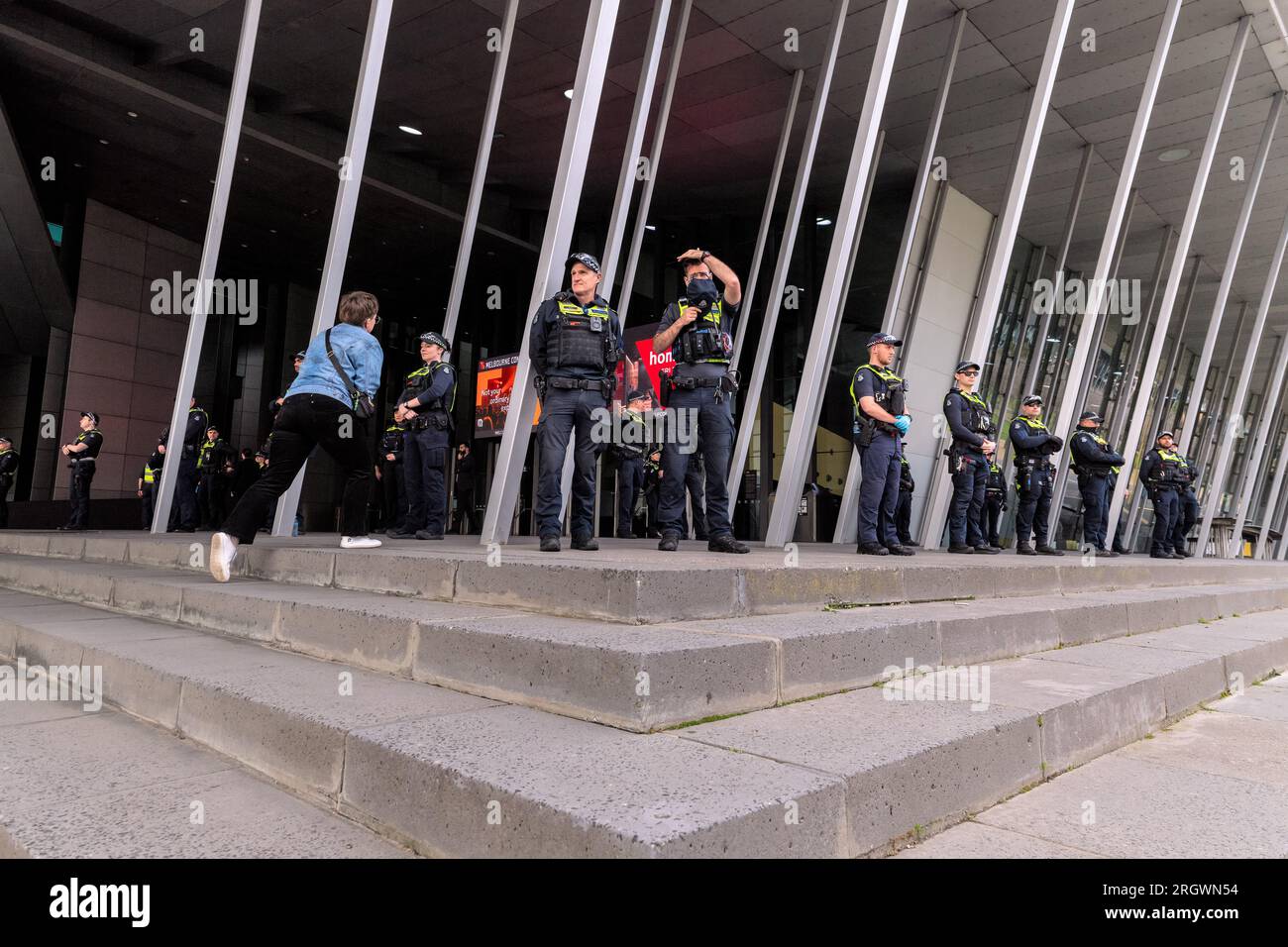 Melbourne, Australia, 12 agosto 2023. La polizia sorveglia l'ingresso all'edificio durante le proteste e contro le proteste sul Melbourne Drag Expo al Melbourne Convention Center, Melbourne, Australia, 12 agosto 2023. Credito: Michael Currie/Speed Media/Alamy Live News Foto Stock