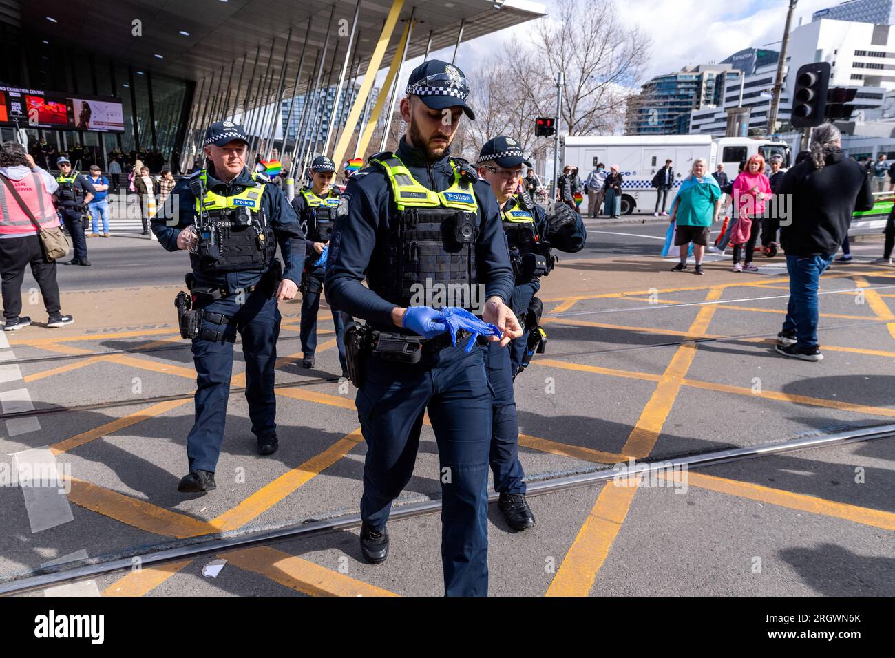 Melbourne, Australia, 12 agosto 2023. Un ufficio di polizia indossa guanti di gomma mentre si spostano per separare i due gruppi durante le proteste e contro le proteste sul Melbourne Drag Expo al Melbourne Convention Center, Melbourne, Australia, 12 agosto 2023. Credito: Michael Currie/Speed Media/Alamy Live News Foto Stock