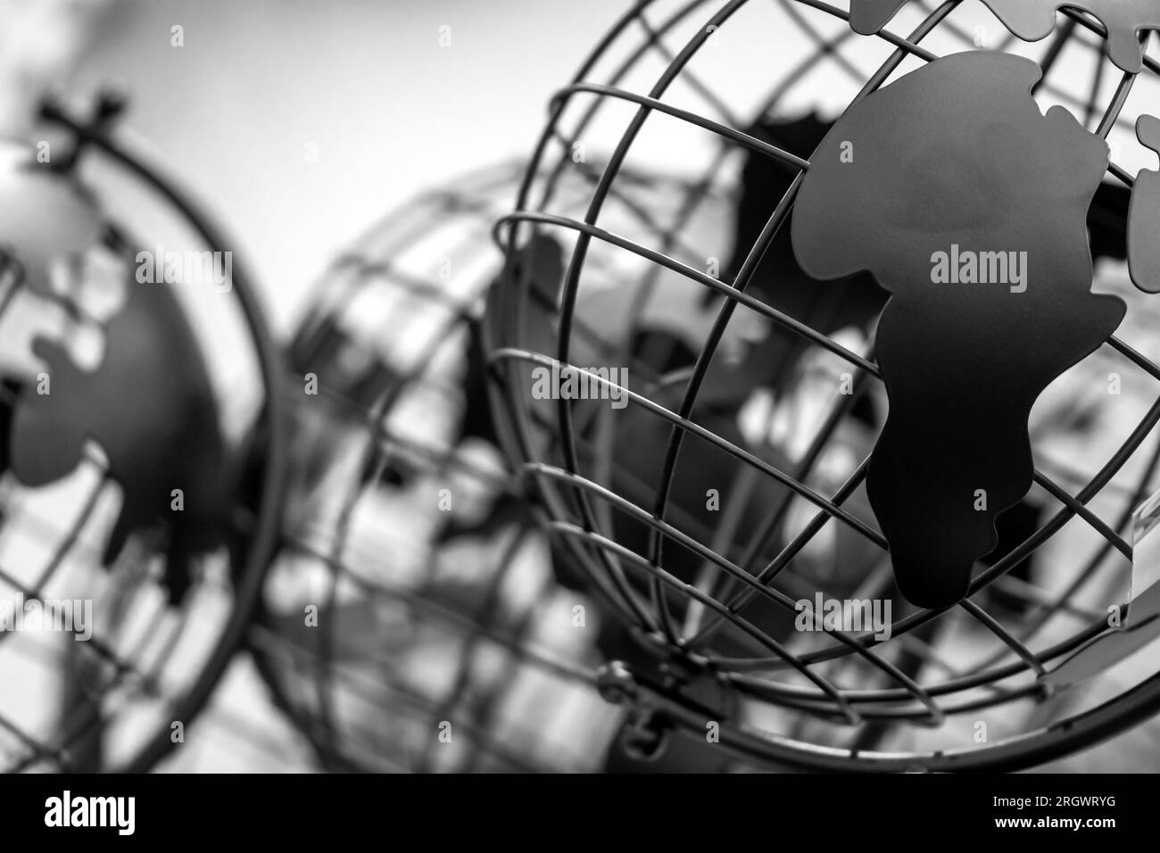 Desktop Globe World. Concetto del mondo degli affari. Percorsi globali astratti. Caos globale Foto Stock