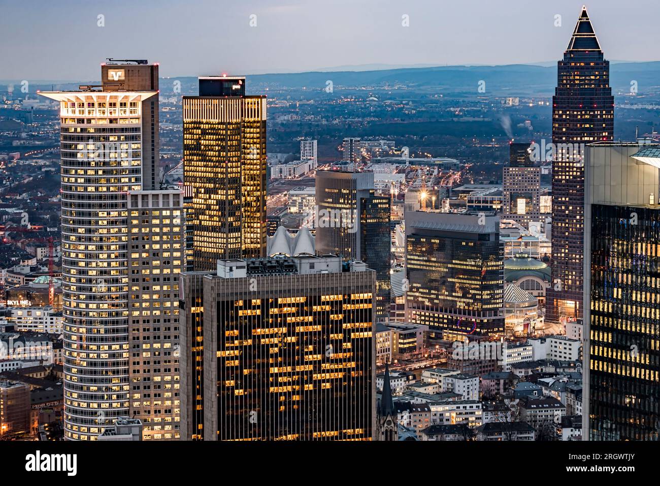 Foto notturna dello skyline di Francoforte, città splendidamente illuminata dall'alto da un hotel. Edifici per uffici e grattacieli, paesaggio urbano Foto Stock