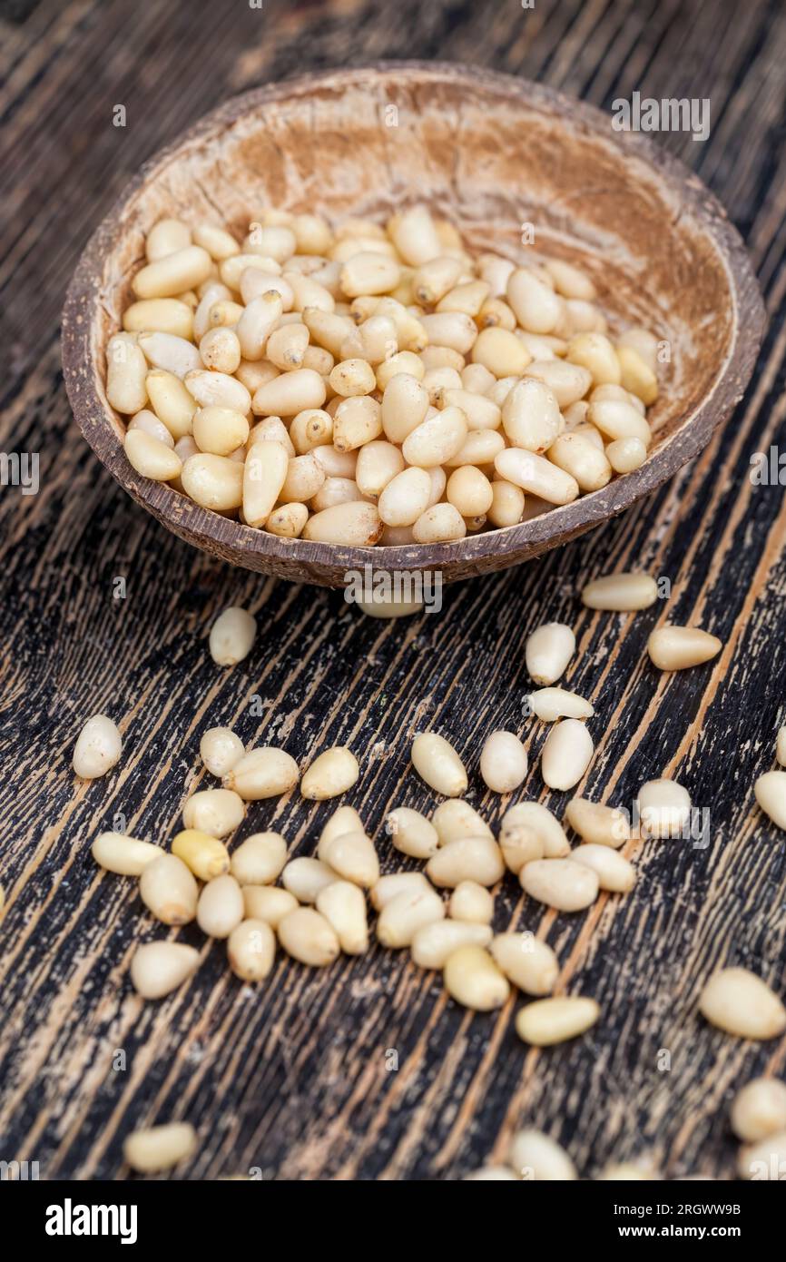 noci utili, una parte del guscio rimane sui cedri, pinoli sbucciati di piccole dimensioni Foto Stock